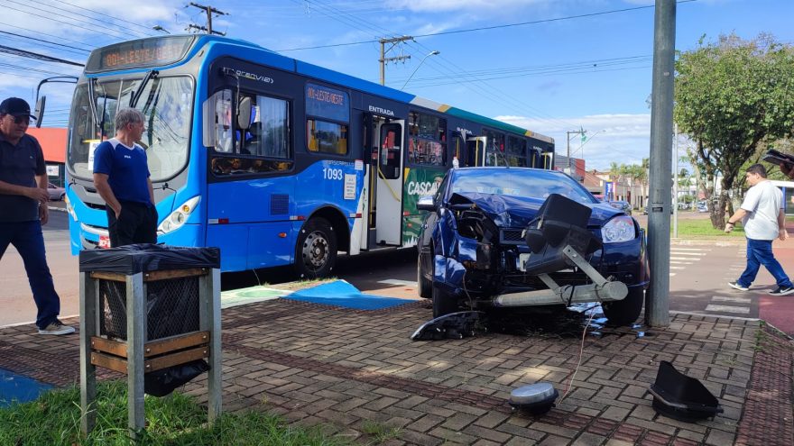 Fiesta derruba semáforo após colisão com ônibus na Avenida Brasil