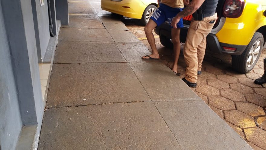 Jovem é detido pela Polícia Militar com caminhonete furtada