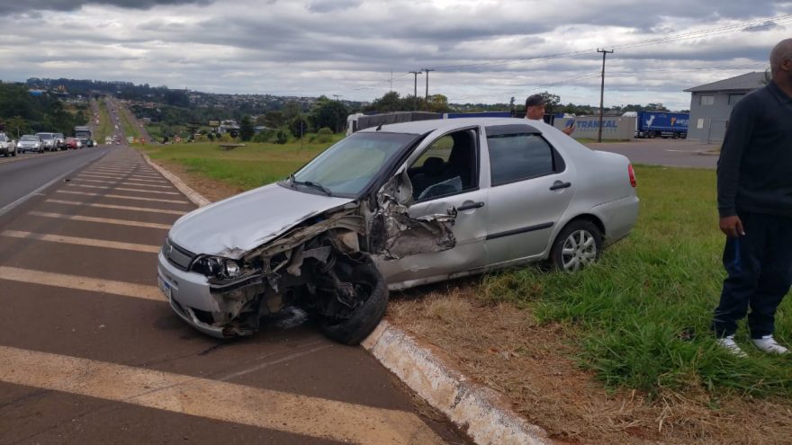 Grave acidente entre carro e caminhão é registrado na BR-277