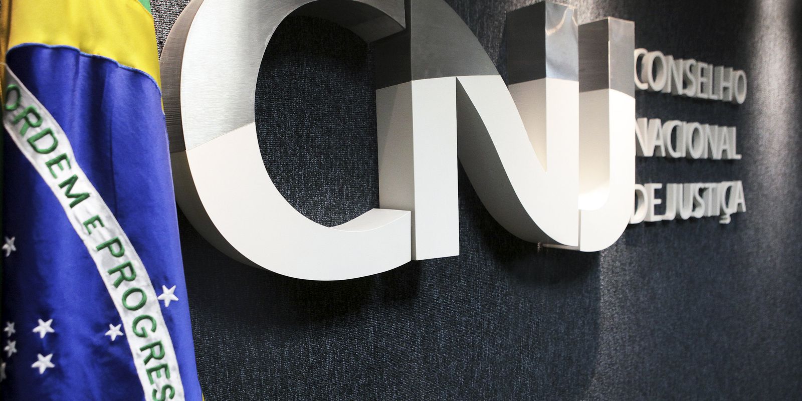 CNJ pune juiz que notificou Exército para recolher urnas eletrônicas CNJ pune juiz que notificou Exército para recolher urnas eletrônicas