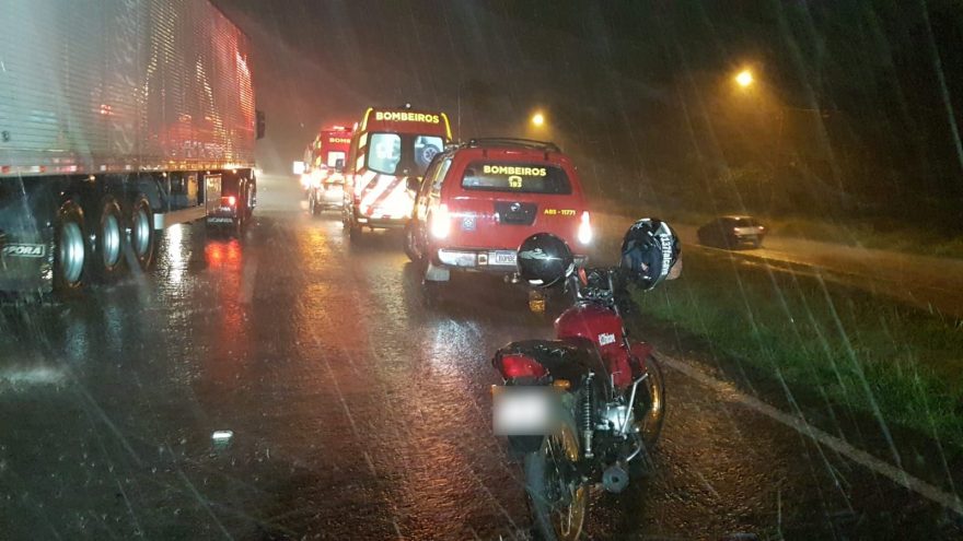 Duas pessoas ficam feridas em grave acidente na BR-277 em Cascavel