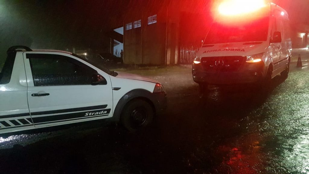 Ambulância do Samu e Fiat Strada se envolvem em acidente no Santa Felicidade