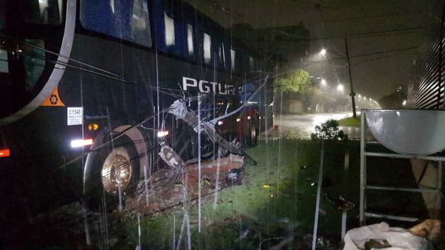 Ônibus se envolvem em acidente e derrubam poste no Coqueiral
