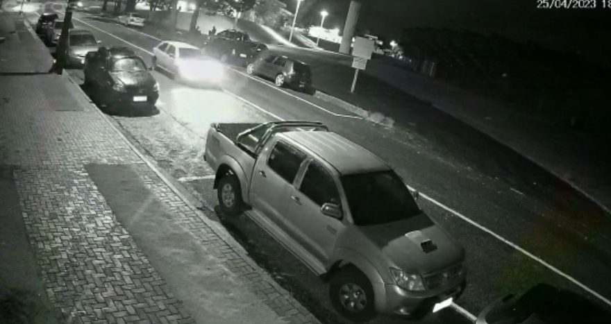 Câmera registra momento em que Gol é furtado na Rua Mawes