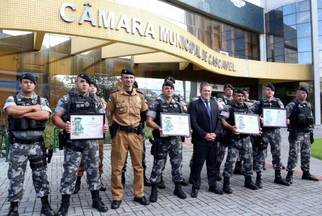 Policiais do Batalhão de Choque recebem homenagem na Câmara por salvamento de criança