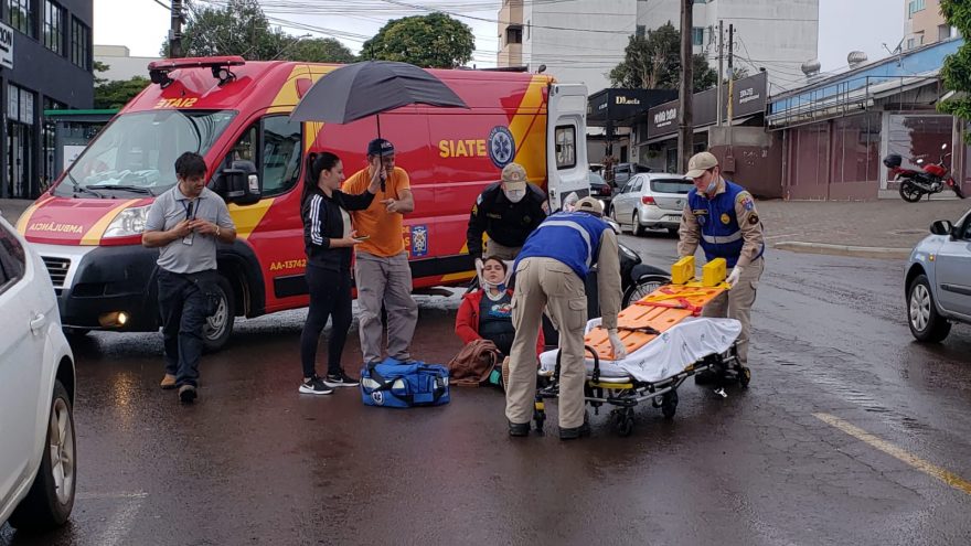 Motociclista fica ferida após bater contra carro da Secretaria de Saúde