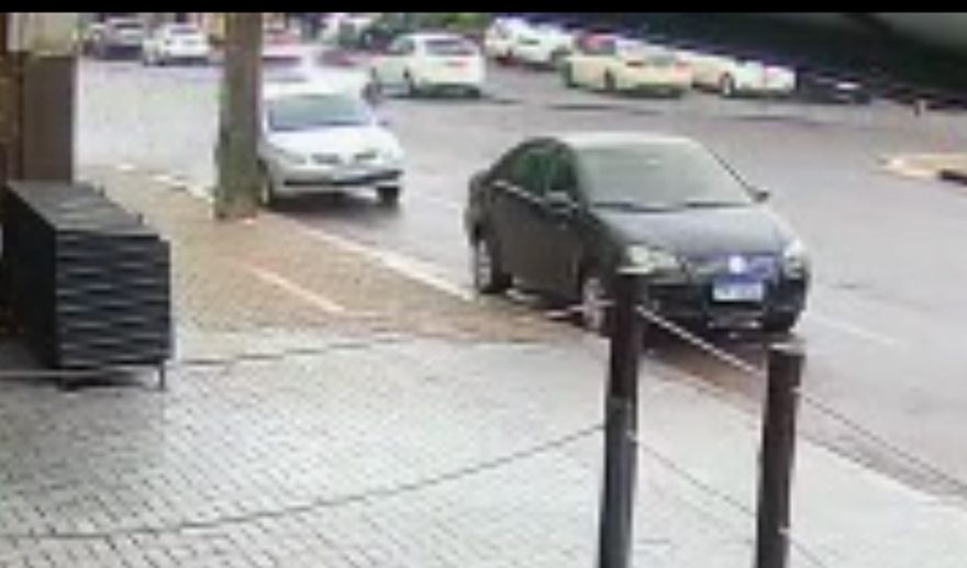 Câmera flagra colisão entre carro e moto na Rua Fortaleza, no Coqueiral