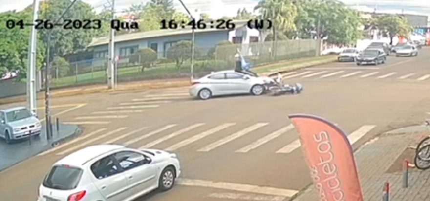 Câmera de segurança registra acidente em que motociclista ficou ferido no São Cristóvão