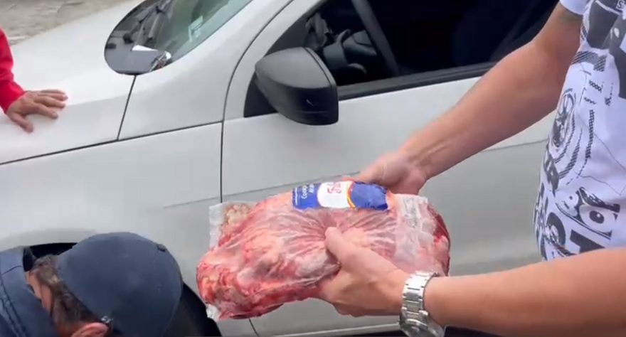 Vídeo: homem furta carne e cerveja, oferece a policiais e acaba preso em flagrante