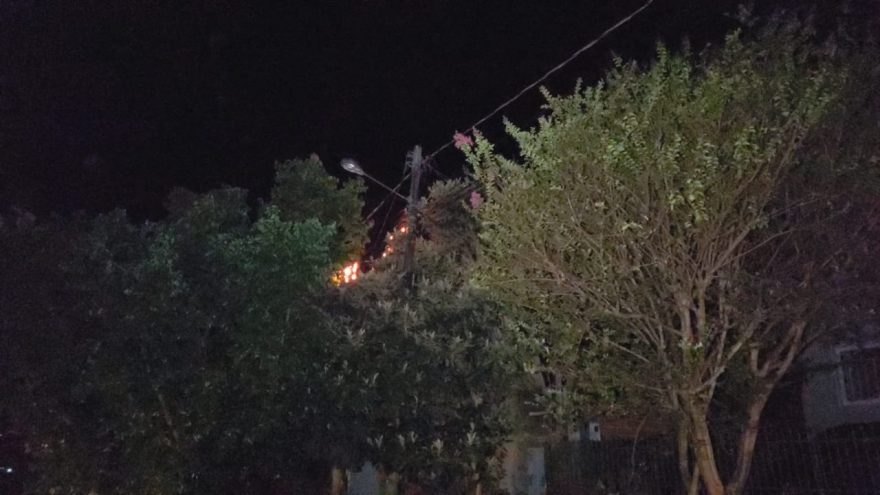Transformador de energia pega fogo e assusta moradores no Periolo