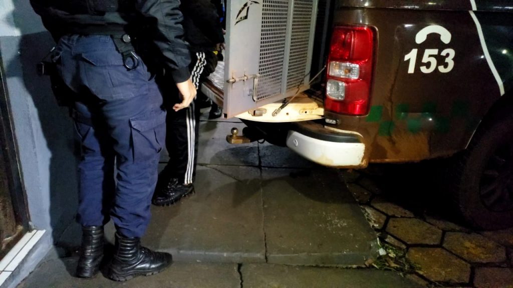 Acusado de ameaçar clientes de loja de bebidas é detido em Rio do Salto