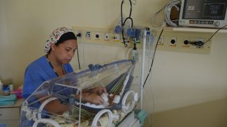 Vacinação tem importância maior para prematuros, diz neonatologista