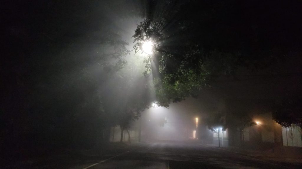 Densa neblina é registrada em Cascavel na madrugada e manhã desta quinta-feira