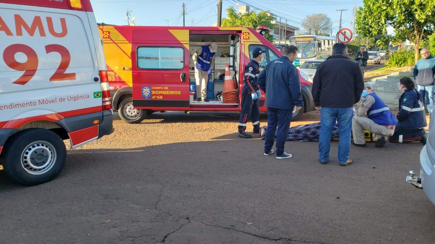 Colisão entre carro e moto deixa jovem de 29 anos ferido no Santa Cruz