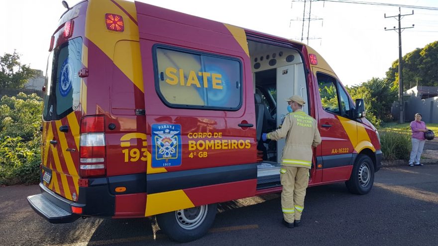 Perseguida por cachorro, motociclista perde o controle e sofre queda