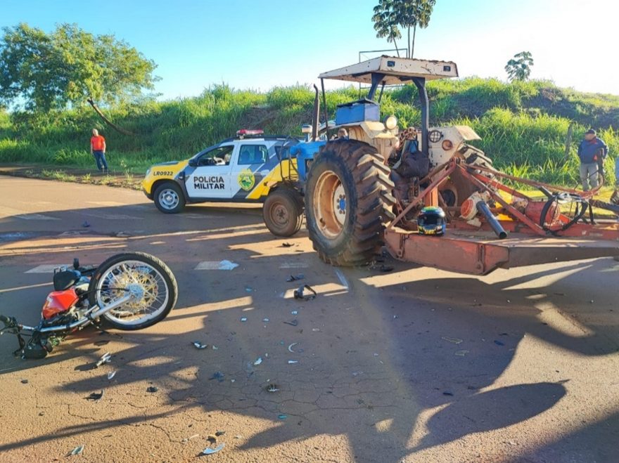 Motociclista fica gravemente ferido após bater contra trator em Toledo