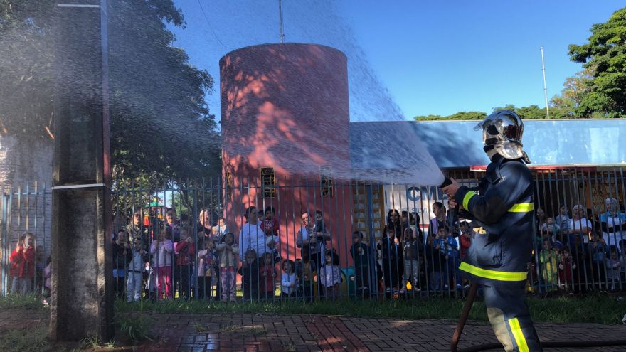 Crianças do Cmei Silvia G. Vieira Fabro participam de simulação de incêndio