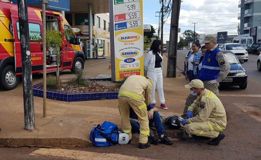 Colisão entre carro e moto deixa rapaz ferido no Bairro Cancelli