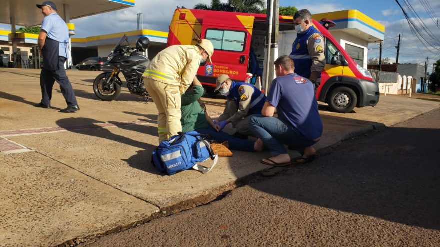 Mulher fratura o braço após cair de moto no Bairro Alto Alegre