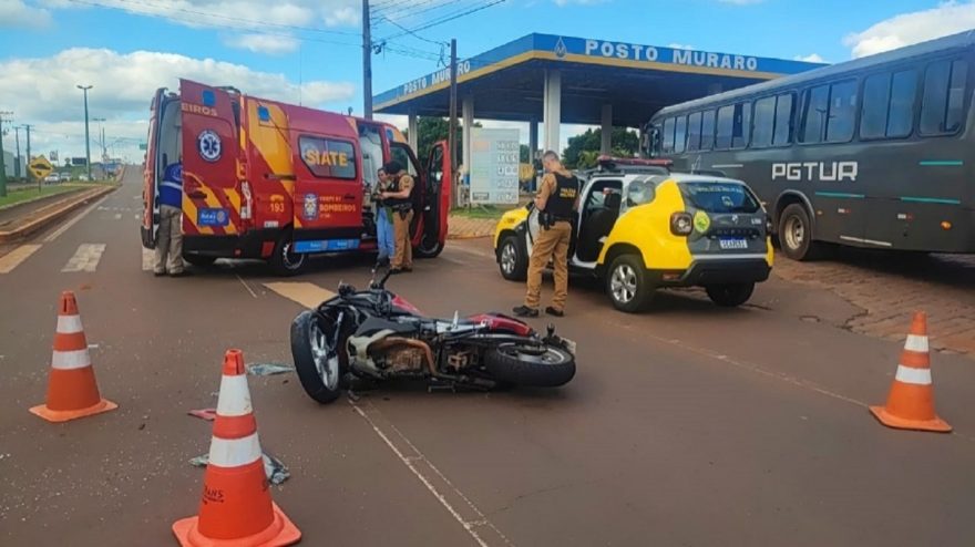 Motociclista sofre múltiplas fraturas após colisão com carro em Toledo