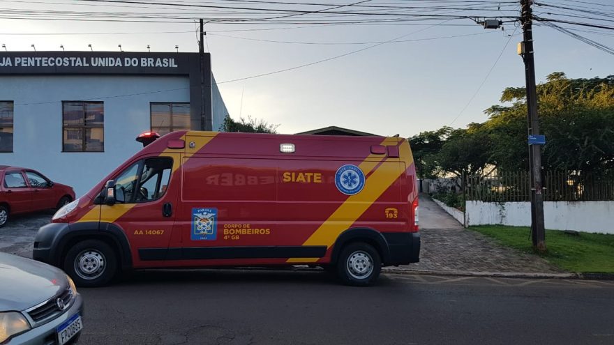Mulher sofre corte na canela após cair em residência na Avenida Corbélia