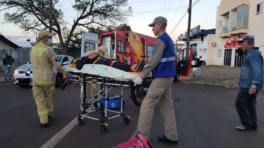 Mulher fica ferida em acidente entre carro e moto no São Cristóvão