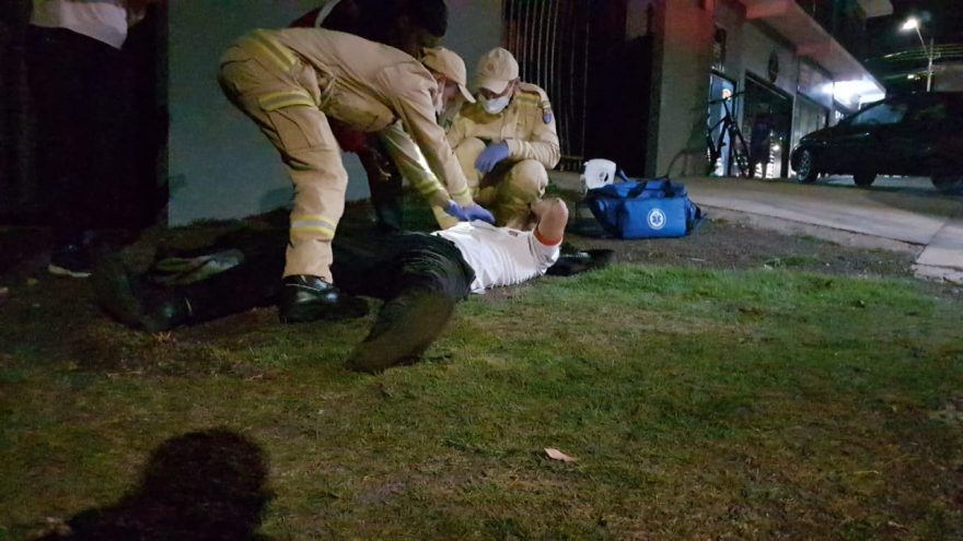Ciclista fica ferido ao cair de bicicleta na Rua Ipanema