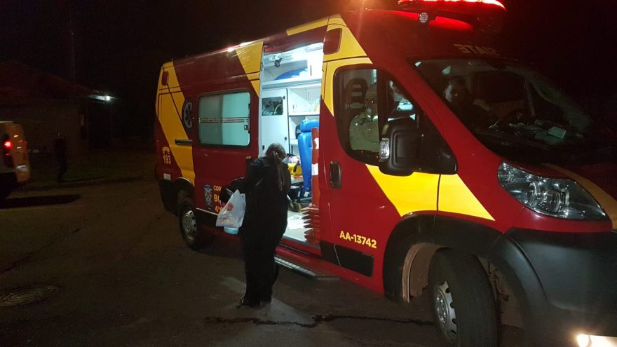 Motociclista fica ferido em colisão de trânsito no Santa Felicidade