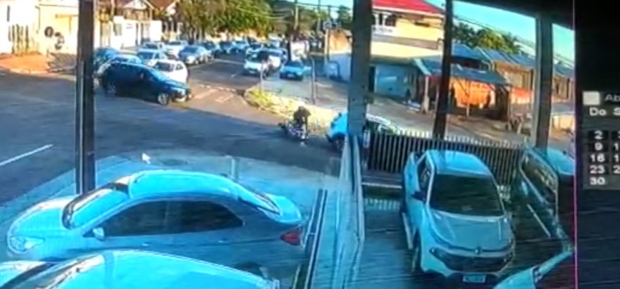 Câmera registra momento em que motociclista cai ao bater na traseira de carro na Rua Cuiabá