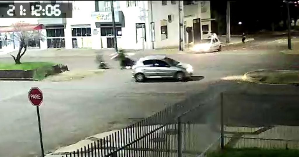 Câmera flagra forte colisão na Av. Carlos Gomes