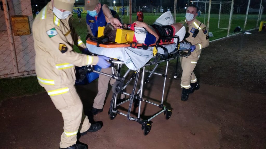 Homem sofre luxação em joelho durante partida de futebol na Neva