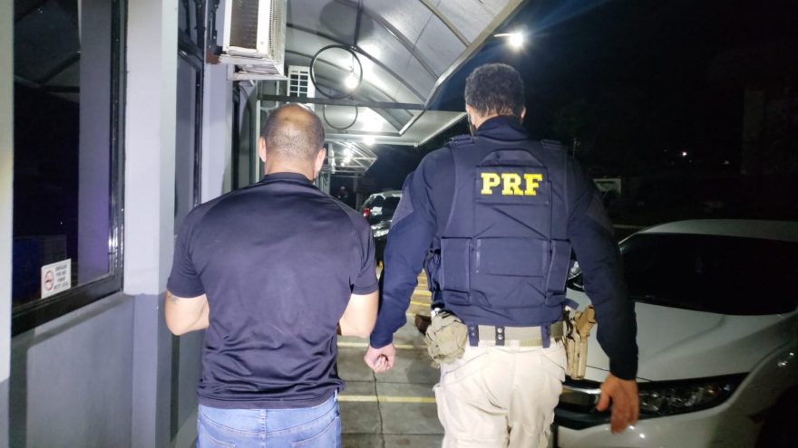 Homem é detido com 75 kg de maconha em veículo na BR-277
