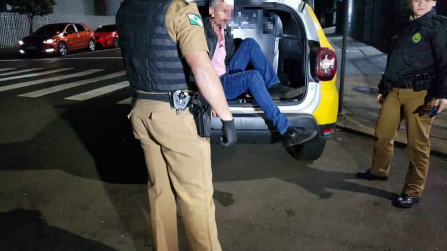 Motorista fica ferido em colisão traseira no Centro e acaba detido pela PM