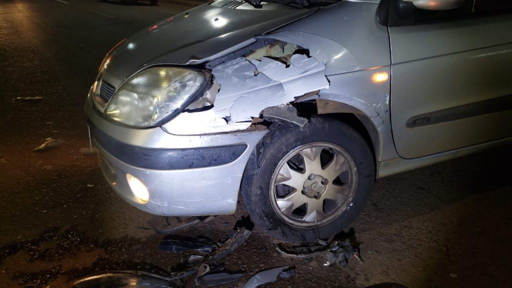 Veículo fica abandonado no meio do cruzamento após acidente no bairro Cancelli