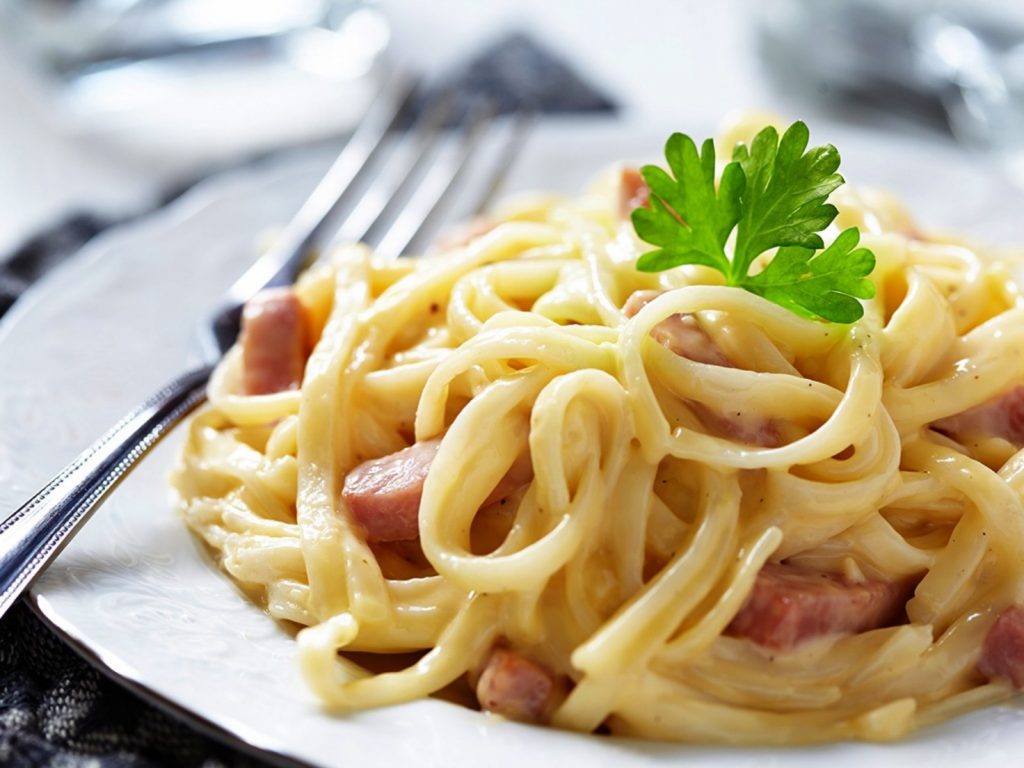 Hoje tem espaguete ao molho branco e carne moída no Restaurante Popular