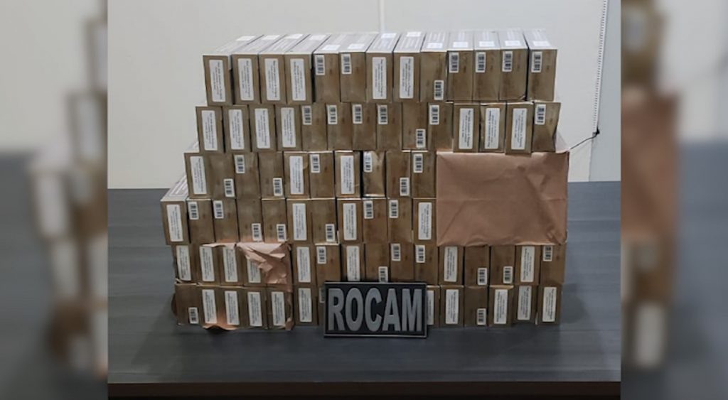 Rocam apreende bagagem de cigarros contrabandeados na rodoviária de Cascavel