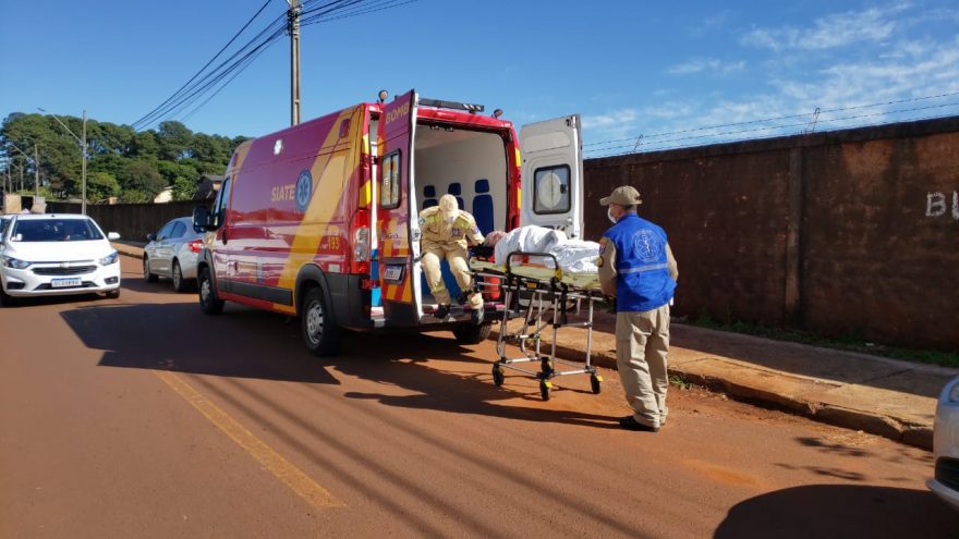 Mulher tem fratura no joelho após sofrer queda em banheiro de residência