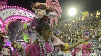 Mangueira faz 95 anos e lança título do enredo em homenagem a Alcione Mangueira faz 95 anos e lança título do enredo em homenagem a Alcione
