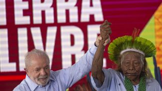 Lula diz que vai demarcar o maior número possível de terras indígenas