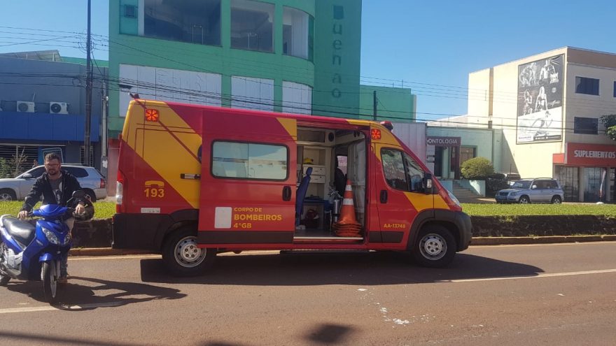 Ao desviar de cachorro, motociclista sofre queda na Avenida Carlos Gomes