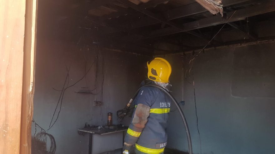 Fogo atinge colchão de kitnet e Bombeiros impedem grande destruição no Bairro Brasília