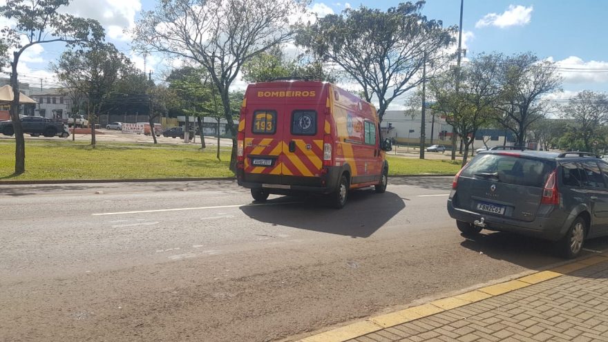 Colisão envolvendo três carros mobiliza Siate na Avenida Tancredo Neves