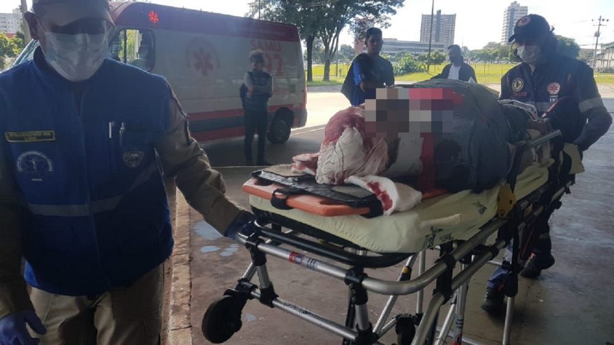 Homem sofre corte profundo após cair e bater a cabeça em vidraça na Rodoviária
