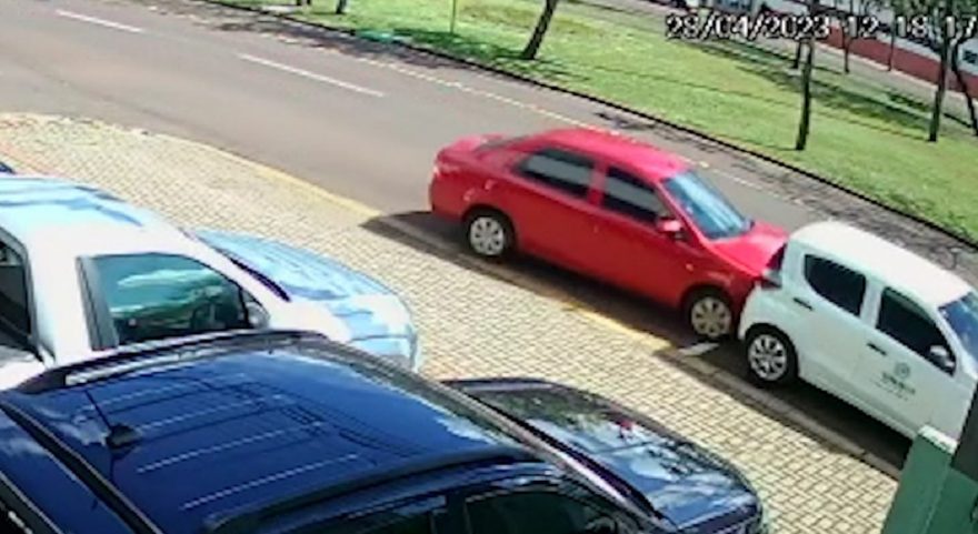 Câmera registra colisão na Avenida Tancredo Neves
