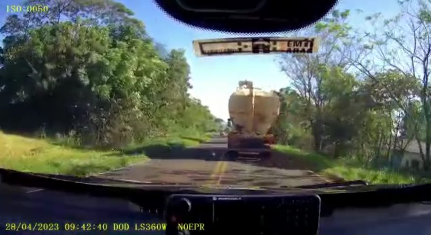 Vídeo: Após fuga, PRF apreende caminhão carregado com 200 mil maços de cigarros no oeste do estado