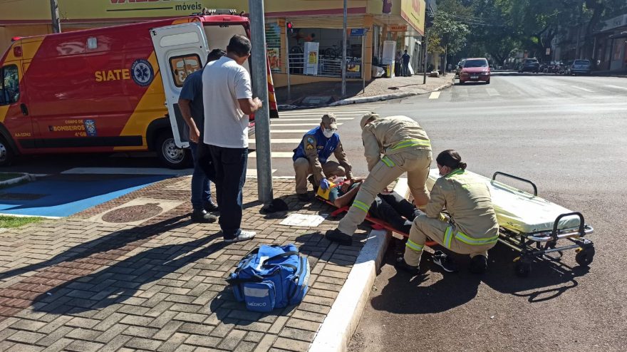 Corolla e Honda Biz se envolvem em colisão na Avenida Brasil, no Centro