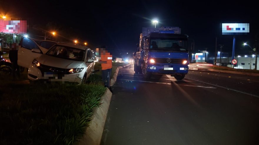 Acidente envolvendo caminhão e dois veículos de passeio é registrado na BR-277 em Cascavel