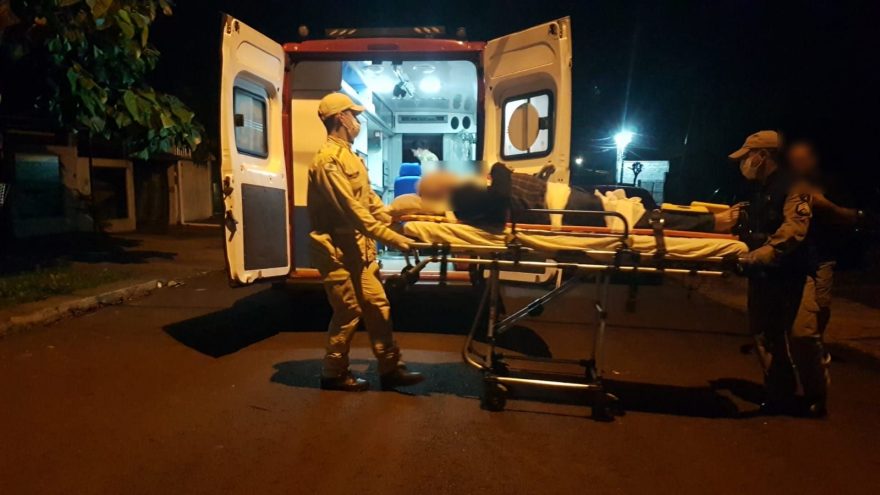 Idoso cai e sofre contusão na lombar na Rua Nhambiquaras