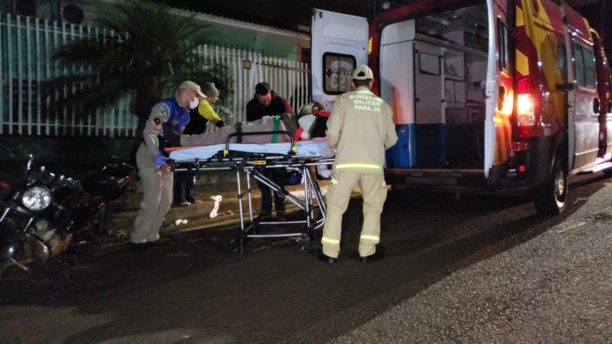 Motociclista tem suspeita de fratura após sofrer queda no bairro Canadá