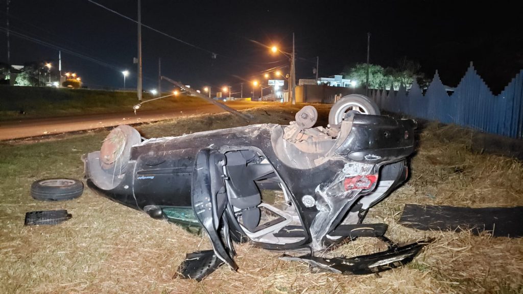 Veículo capota na marginal após sair da rodovia e derrubar poste, no Santa Felicidade
